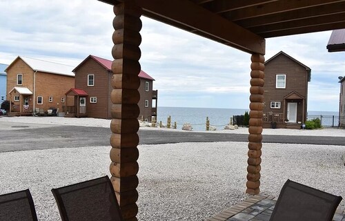 Unplug and unwind at this cottage on Lake Erie bluff