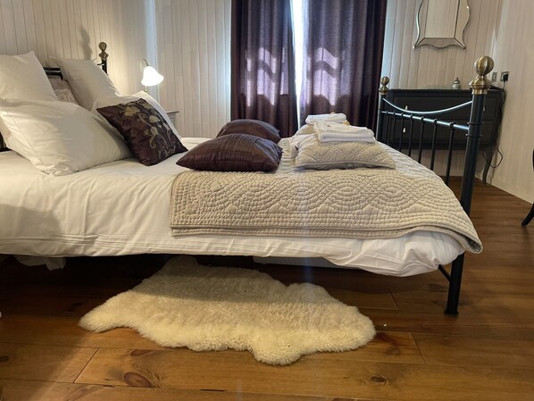 2 bedrooms, desk, iron/ironing board, travel crib - 🥇 Holiday Lettings Beech Lodge 6 Bed Luxury (Derby)