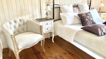 2 bedrooms, desk, iron/ironing board, travel crib
