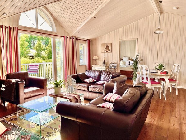 Smart-TV, Kamin, DVD-Player, Bücher