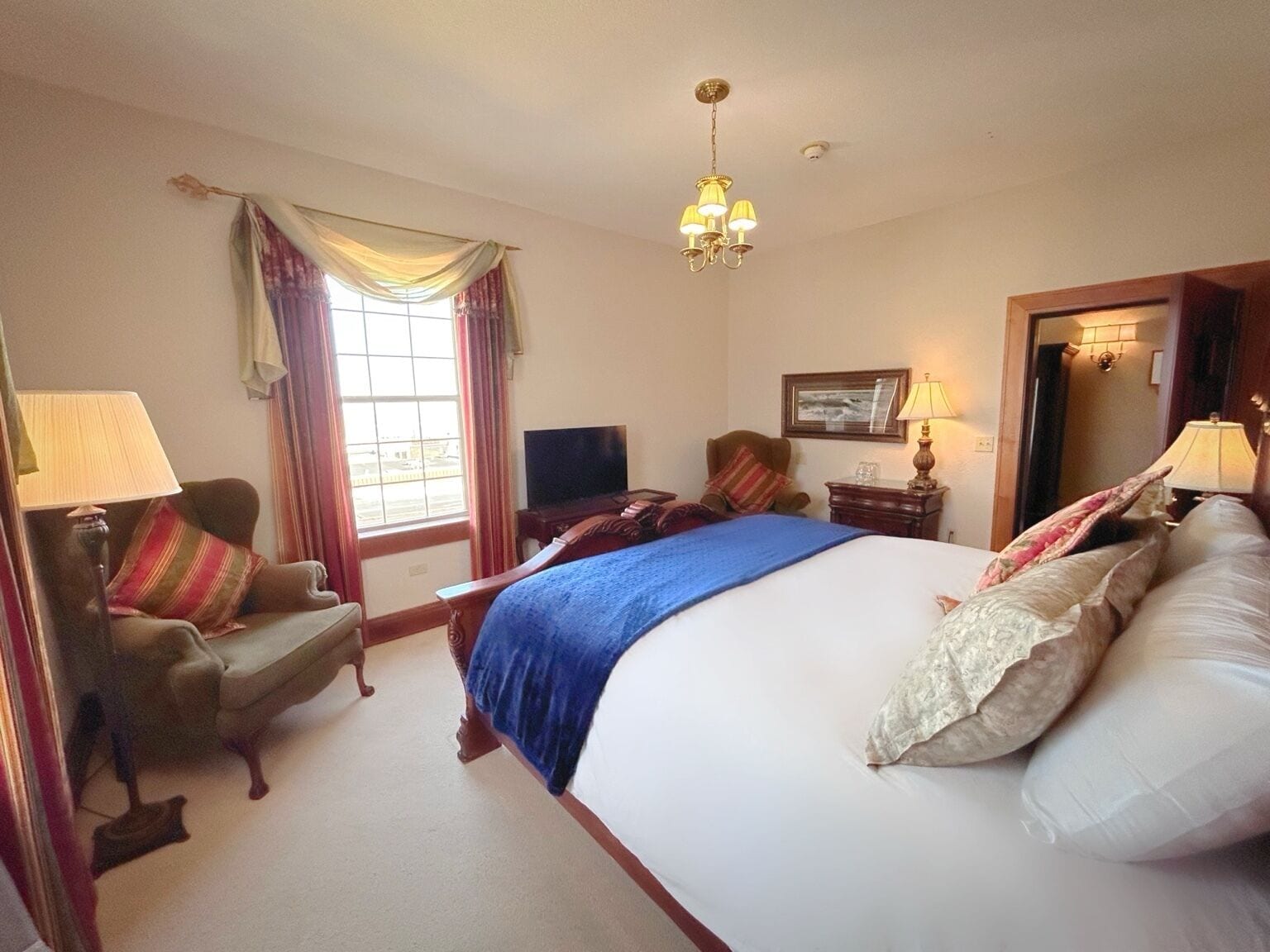 The Charming Suite 307 | Individually decorated, individually furnished, desk, laptop workspace