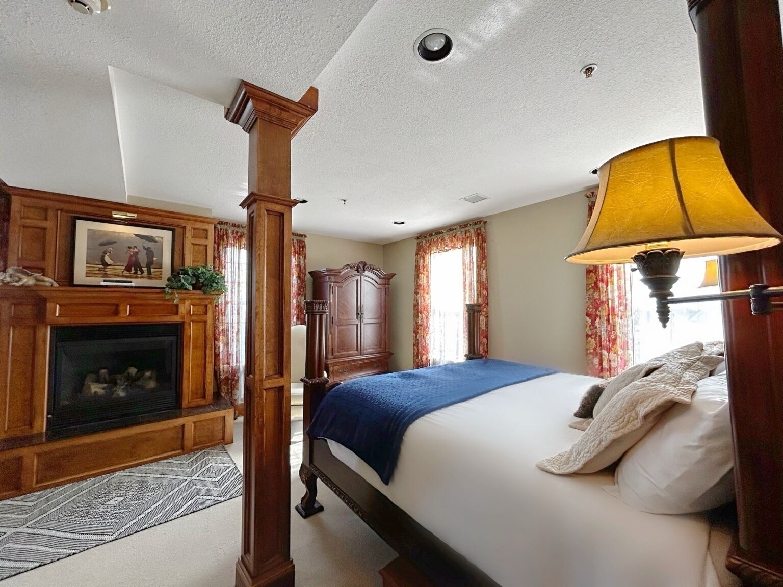 Suite – grand, massasjebadekar, utsikt mot innsjø | Individuelt dekorert, individuelt innredet og skrivebord