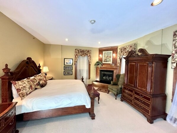 Habitación individual Deluxe, 1 cama King size, hidromasaje, vista a la ciudad | Decoración personalizada, muebles diferentes y escritorio 