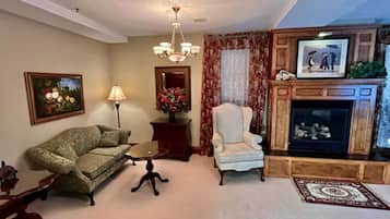 Suite Grand, bañera de hidromasaje, vistas al lago | Zona de estar | Televisión de pantalla plana de 42 pulgadas con canales por cable