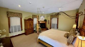 The Bright Large Suite 302 | Individually decorated, individually furnished, desk, laptop workspace