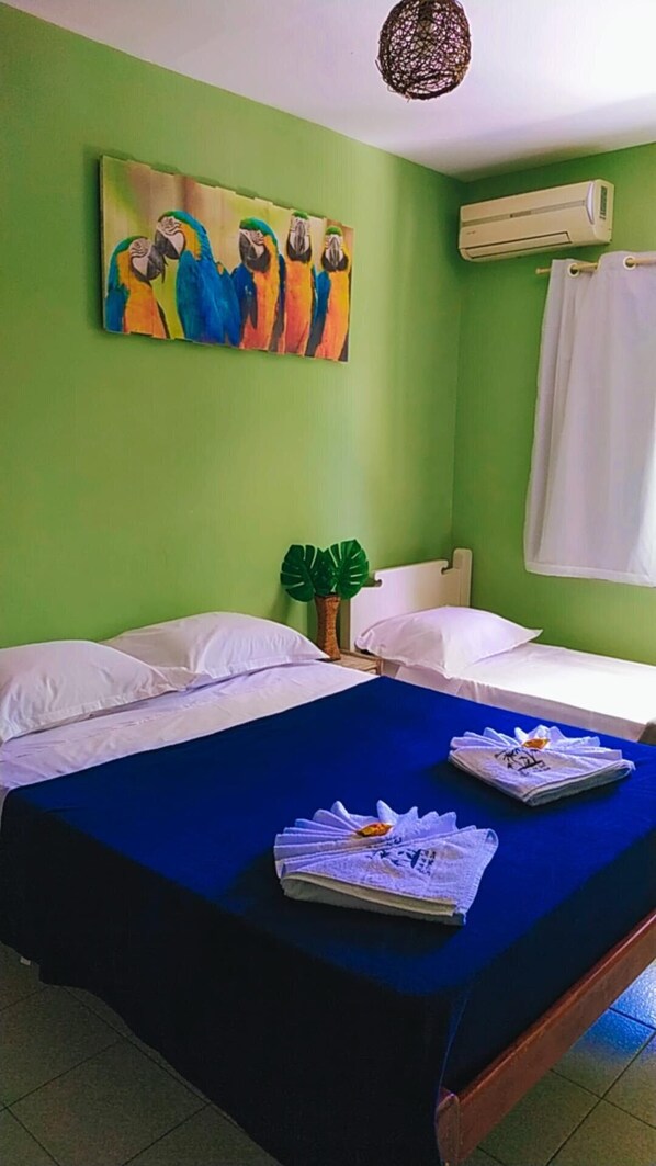 Minibar, cortinas blackout, tabla de planchar con plancha y wifi gratis