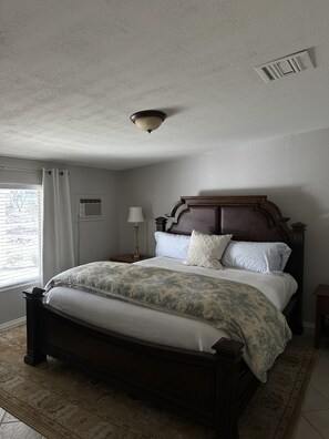 4 bedrooms, desk, free WiFi