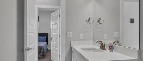 Douche, séchoir à cheveux, serviettes fournies, savon