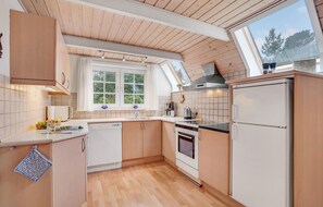 Køleskab, mikrobølgeovn, opvaskemaskine, kaffe-/temaskine