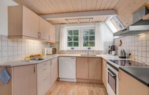 Réfrigérateur, micro-ondes, lave-vaisselle, cafetière/bouilloire