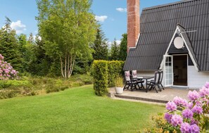 Outdoor dining - 2 bedroom gorgeous home in Tarm (Tarm)