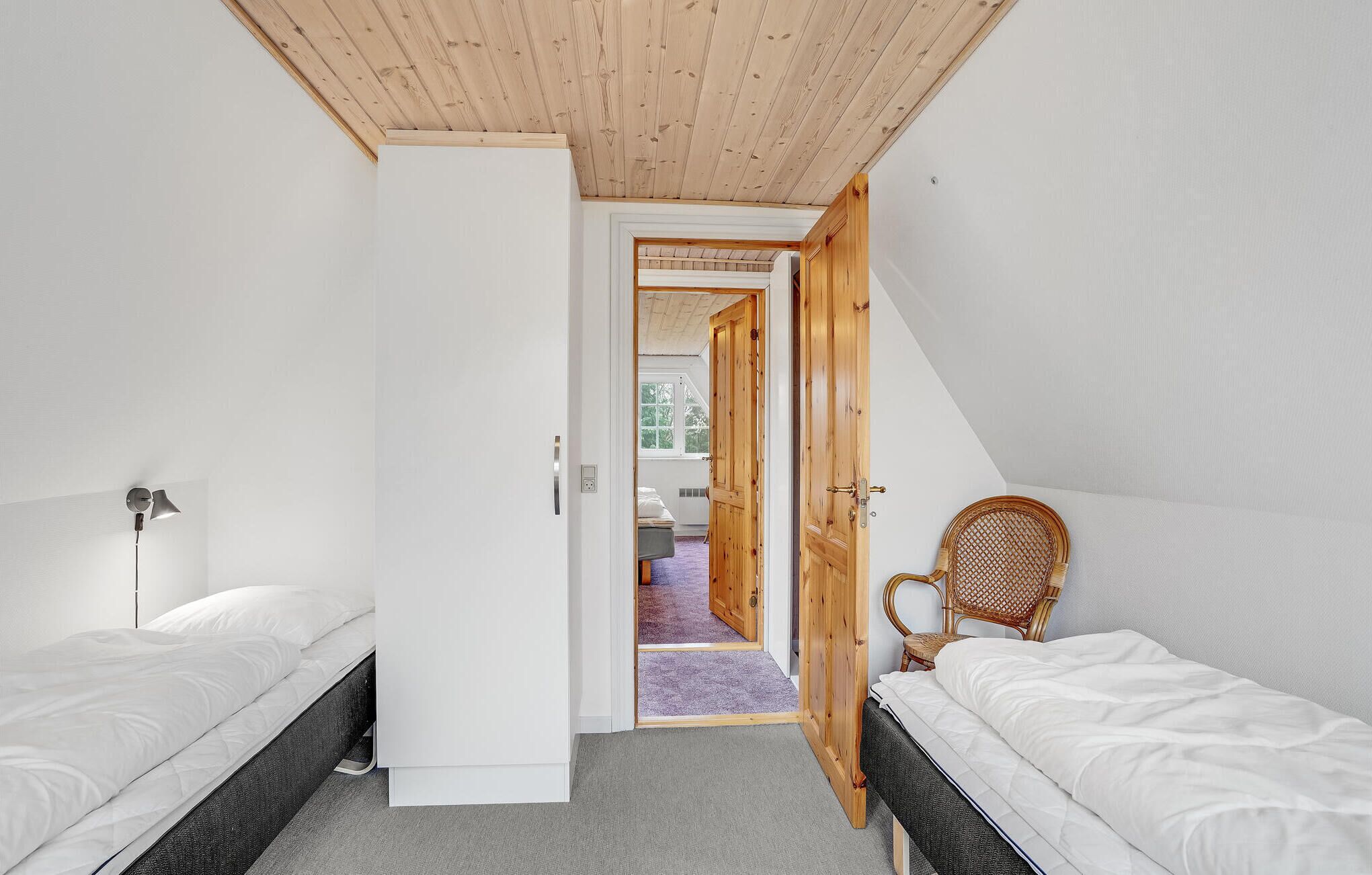 2 bedrooms, travel crib, WiFi