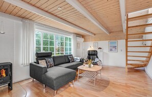 TV, fireplace - 2 bedroom gorgeous home in Tarm (Tarm)