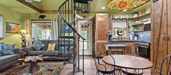 Jim Thorpe Rustic Cabin With Hot Tub, EV Charger, BBQ Grill & Outdoor Games!