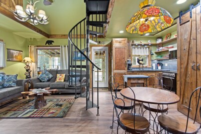 Jim Thorpe Rustic Cabin With Hot Tub, EV Charger, BBQ Grill & Outdoor Games!