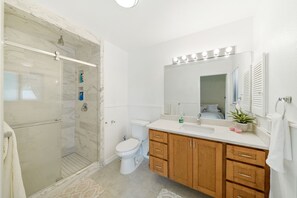 Shower, hair dryer, towels, soap - Cheerful 3-bedroom Home with a Pool! And Game room. North central! (San Antonio)