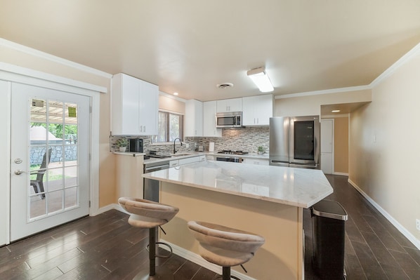 Refrigerador, microondas, horno y parrilla de estufa