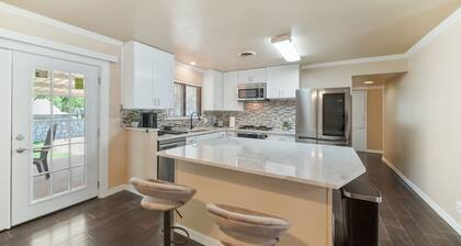 Cheerful 3-bedroom Home with a Pool! And Game room. North central!