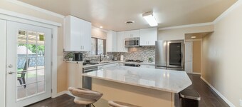 Cheerful 3-bedroom Home with a Pool! And Game room. North central!