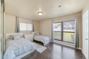 3 bedrooms, iron/ironing board, free WiFi, bed sheets