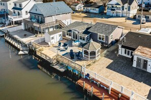 A coastal residential area with houses connected by a dock. - Waterfront Beach Haven West Home w/ Boat Dock (Manahawkin)