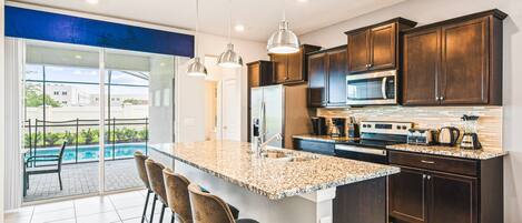 冷蔵庫、電子レンジ、オーブン、コンロ