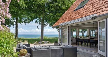 Awesome home in Dronningmølle with WiFi