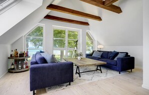 Smart TV, fireplace - Awesome home in Dronningmølle with WiFi (Dronningmølle)