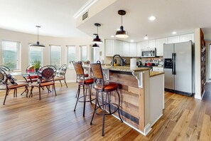 Fridge, microwave, oven, stovetop - Mountain View Getaway, minutes from theme park. (Pigeon Forge)