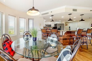 Dining - Mountain View Getaway, minutes from theme park. (Pigeon Forge)
