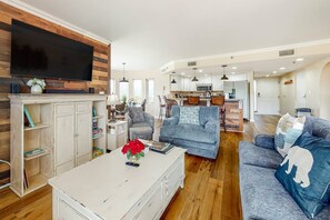 Smart TV, fireplace, video games, DVD player - Mountain View Getaway, minutes from theme park. (Pigeon Forge)