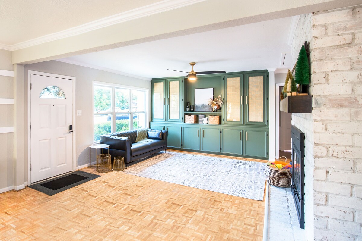 Photo 2 of Family and pet friendly stylish home in excellent Heights location.