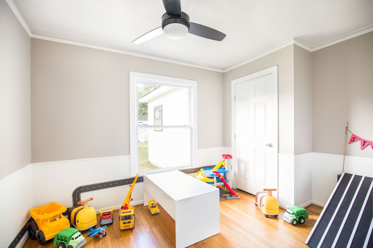 Photo 15 of Family and pet friendly stylish home in excellent Heights location.