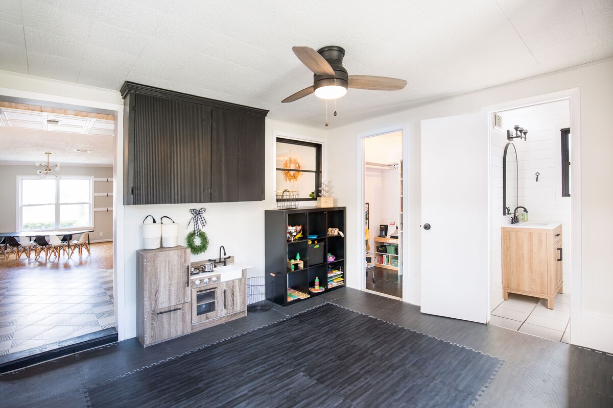 Photo 13 of Family and pet friendly stylish home in excellent Heights location.