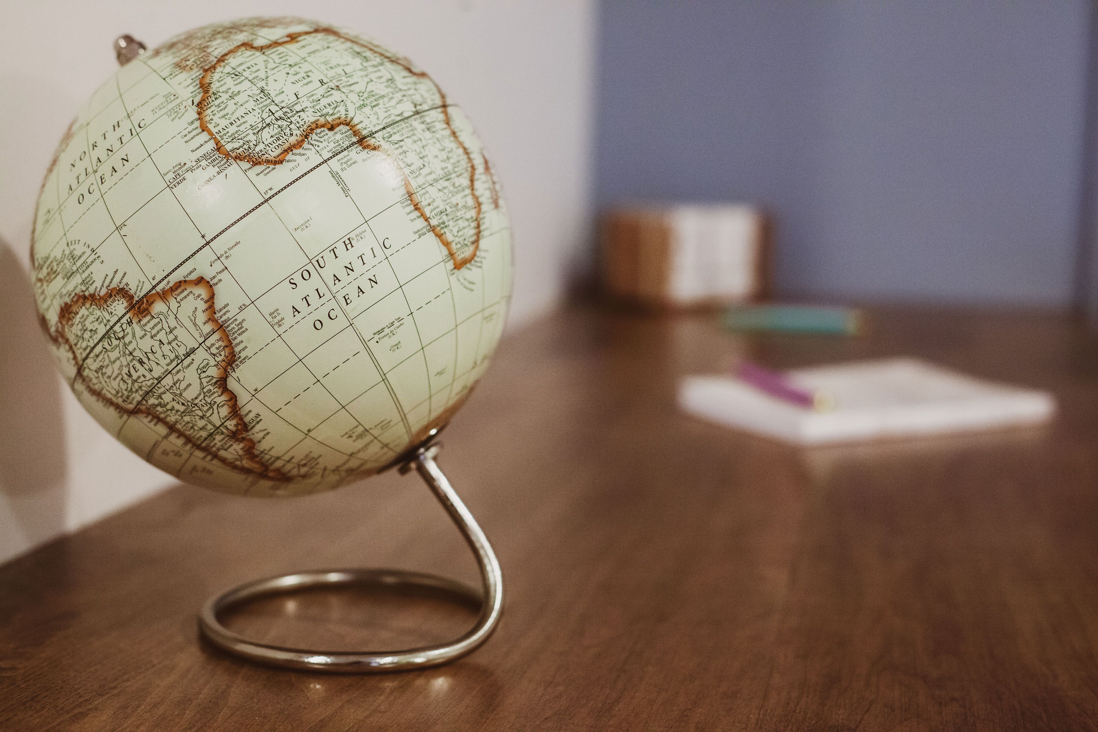 Un globo su un supporto, posato su una superficie di legno.