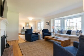 Televisión, chimenea y oficina 