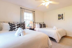 3 bedrooms, iron/ironing board, WiFi, bed sheets