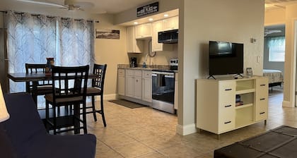 ❤️❤️RIVERSIDE RETREAT RIVERWALK FISHING🐠🐟HISTORIC DOWNTOWN-PETS WELCOME🐈🐩