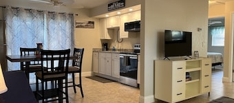 ❤️❤️RIVERSIDE RETREAT RIVERWALK FISHING🐠🐟HISTORIC DOWNTOWN-PETS WELCOME🐈🐩