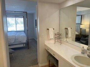3 bedrooms, WiFi, bed sheets - Naples condo charm - 7340 Glenmoor Dr #205 (Estero)