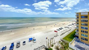 Ein Hotel direkt am Strand mit Parkplatz, Zugang zum Strand und Meerblick.