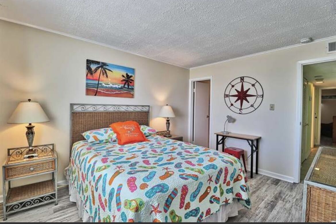 Cozy Ocean-Front condo, with balcony, washer/dryer & linens, in a prime location