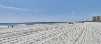 Cozy Ocean-Front condo, with balcony, washer/dryer & linens, in a prime location