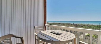 Cozy Ocean-Front condo, with balcony, washer/dryer & linens, in a prime location