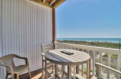 Cozy Ocean-Front condo, with balcony, washer/dryer & linens, in a prime location
