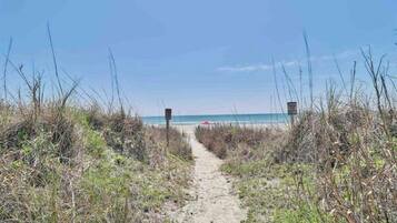 Na praia, espreguiçadeiras