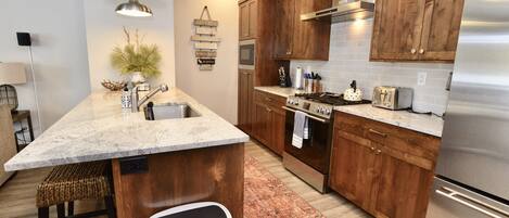 Réfrigérateur, micro-ondes, four, plaque de cuisson