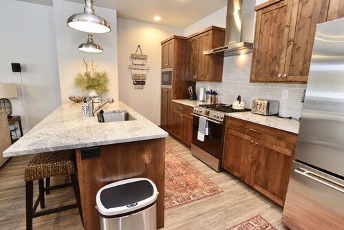 Silverpine Gem - Downtown - Walk to shops, restaurants, Payette Lake - WiFi