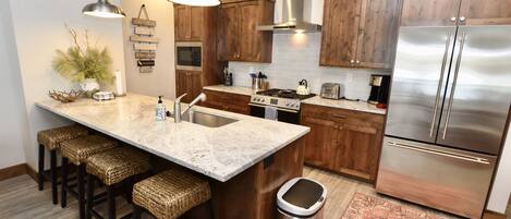 Réfrigérateur, micro-ondes, four, plaque de cuisson