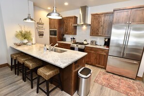 Fridge, microwave, oven, stovetop - Silverpine Gem - Downtown - Walk to shops, restaurants, Payette Lake - WiFi (McCall)